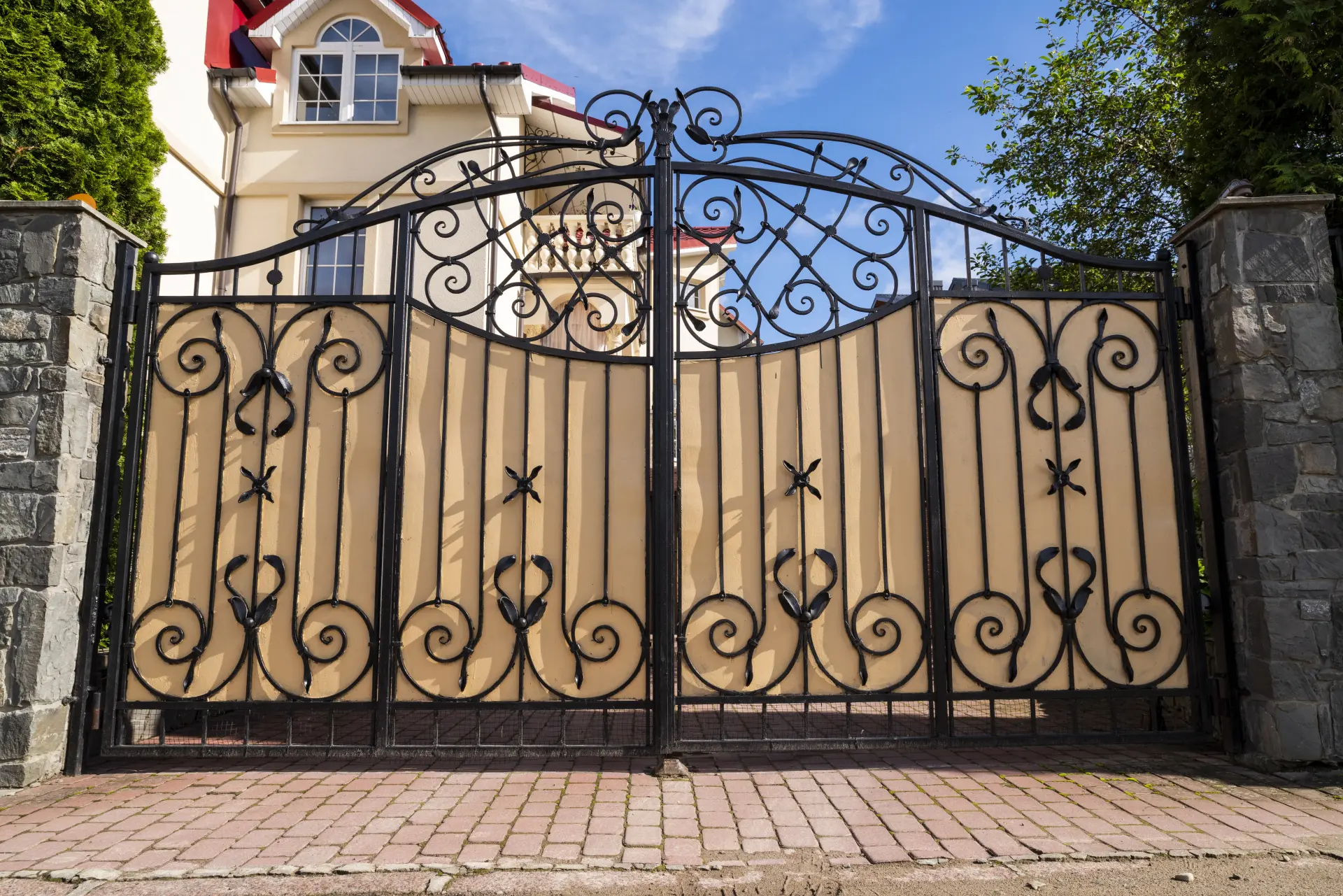 How to Plan Custom Gate and Railings